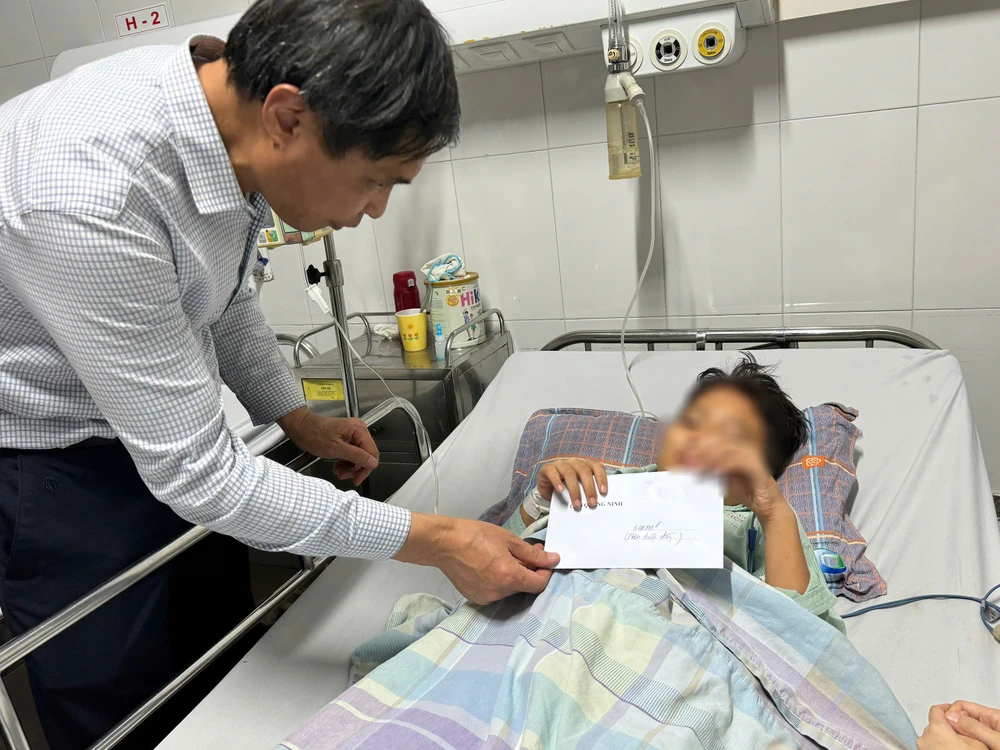 Vụ lật tàu ở Vịnh Hạ Long Tôi đang đi tìm thì nghe tiếng 'chú ơi cứu cháu với'.jpg