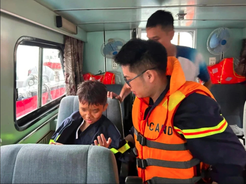 Vụ lật tàu ở Vịnh Hạ Long Tôi đang đi tìm thì nghe tiếng 'chú ơi cứu cháu với'.png