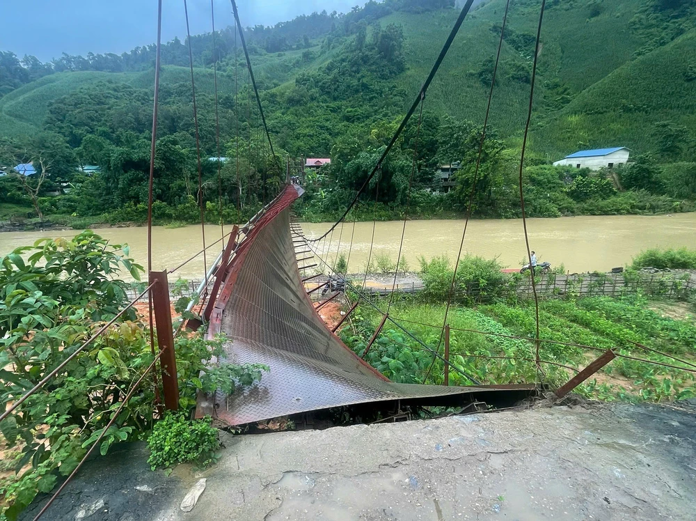 Điện Biên Cầu treo đứt cáp, 5 người thoát nạn.jpeg