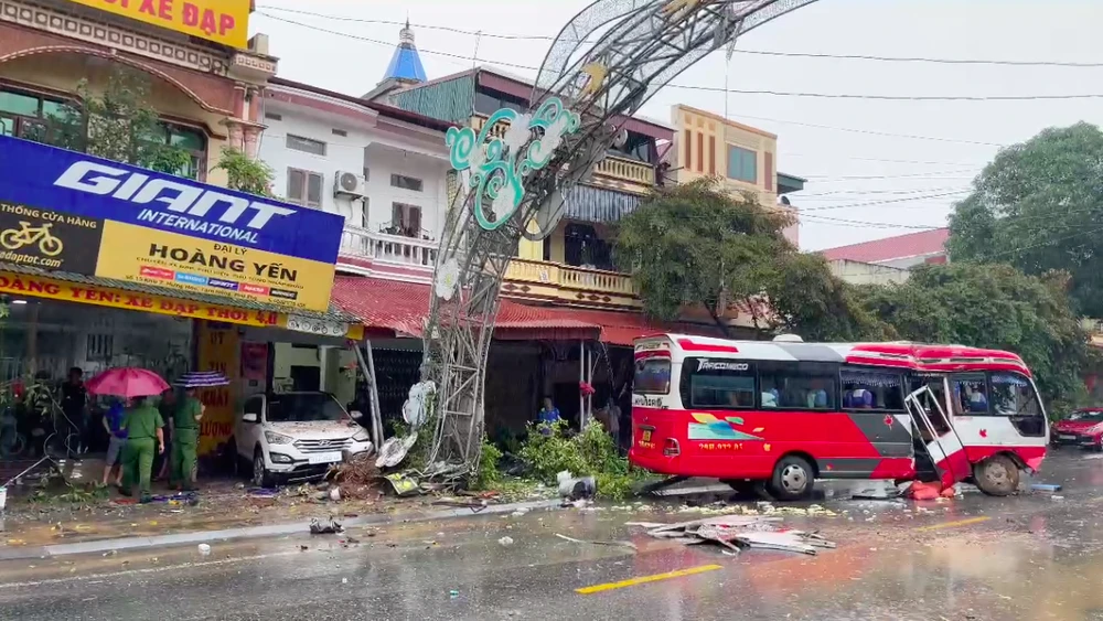 Xe khách vượt xe cùng chiều gây tai nạn, 3 người bị thương.png