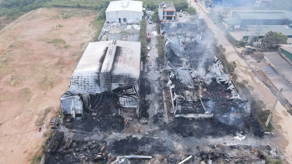Vụ cháy công ty sản xuất thủy tinh thiệt hại khoảng 45 tỉ đồng..jpg