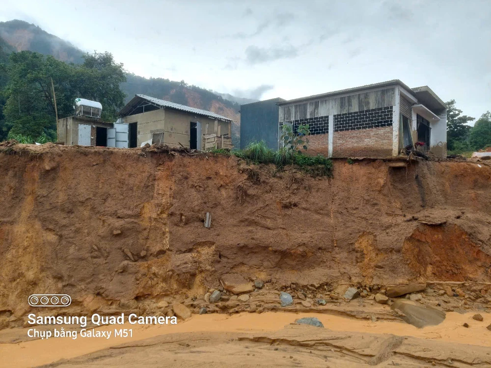 Lũ cuốn trôi cầu vào thủy điện Nậm Công 3.jpg
