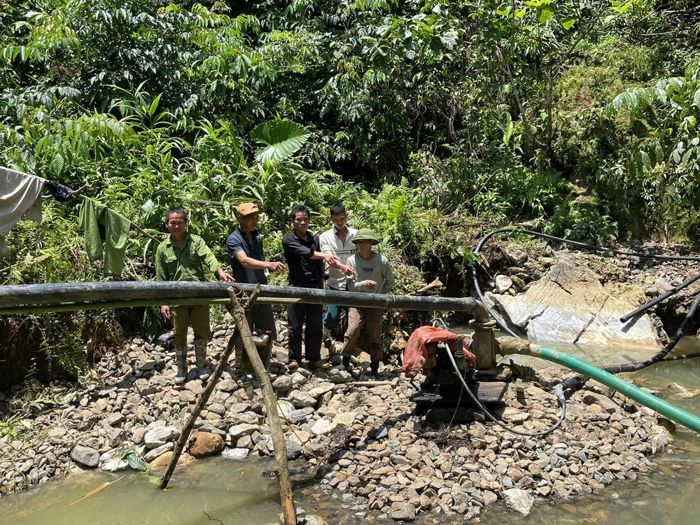 Chín người bị điều tra vì khai thác vàng trái phép ở khe suối.jpg