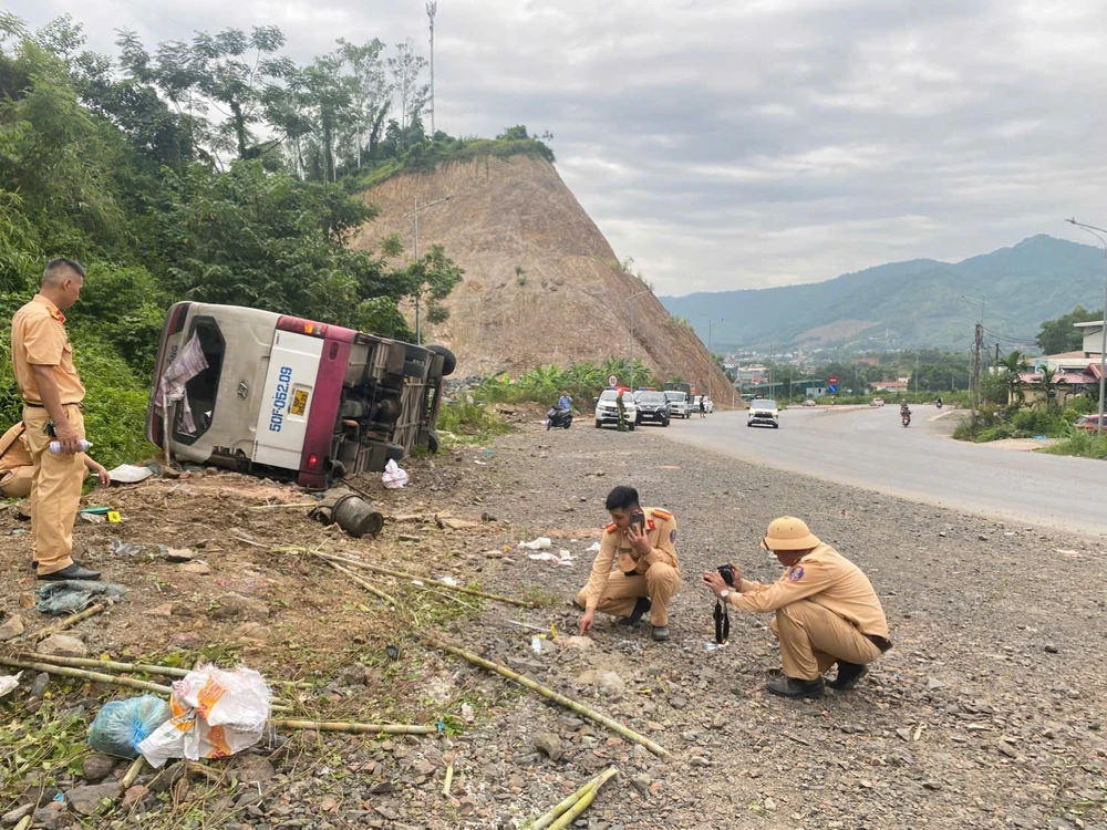 Cục CSGT thông tin vụ lật xe khách tại dốc Cun.jpg