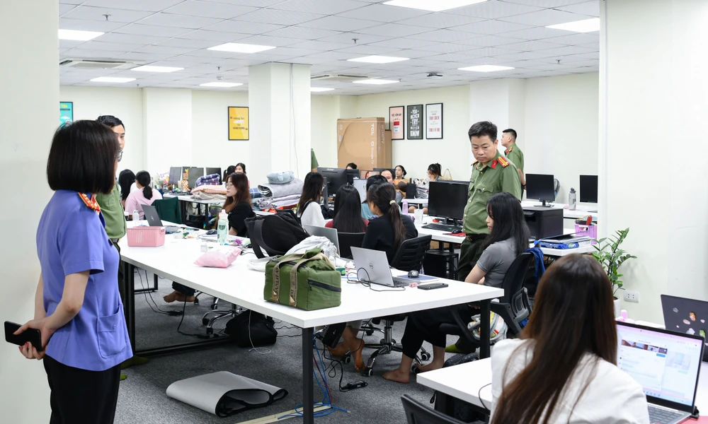 Ảnh Công an khám xét công ty lừa đảo tiền ảo quy mô hàng tỉ USD, thu giữ tài sản, nhà đất.JPG