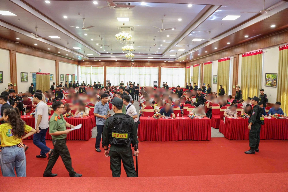 Công an đột kích hội thảo hàng trăm người, bóc trần đường dây đa cấp tiền số trái phép 2.jpg