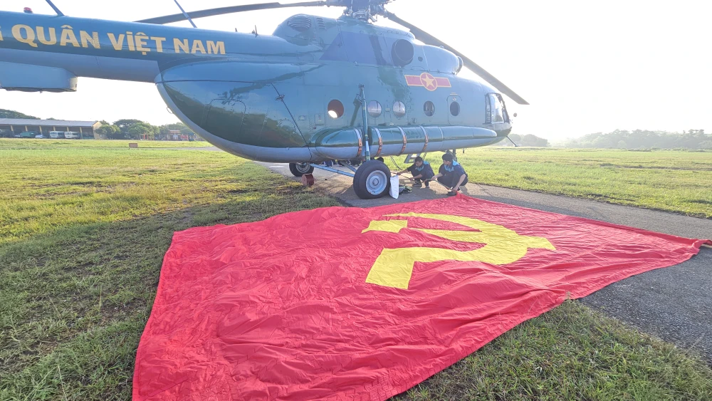 Không quân lần đầu treo cờ bay hợp luyện A80 sẵn sàng cho ngày hội lớn 1.jpg