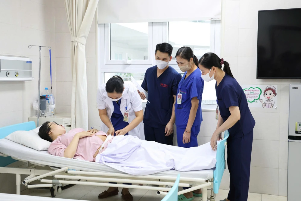 Ca phẫu thuật cấp cứu 3 mẹ con sản phụ bị sa dây rốn cực nguy hiểm 2.jpg