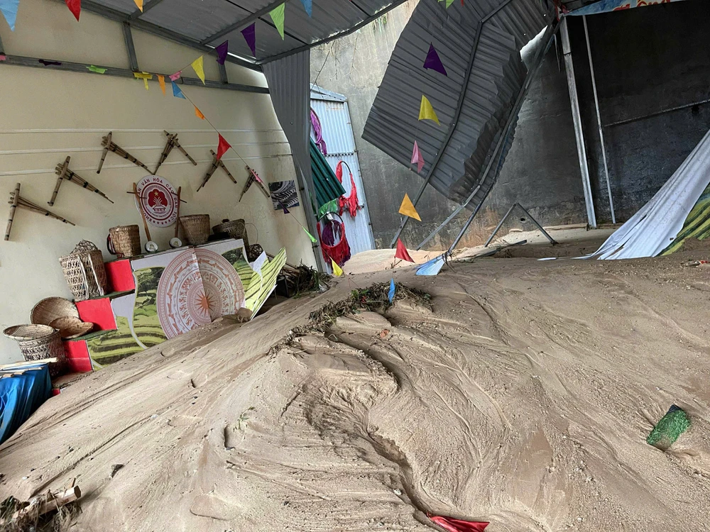 Sơ tán hơn 300 học sinh trong đêm do lũ ống..jpg