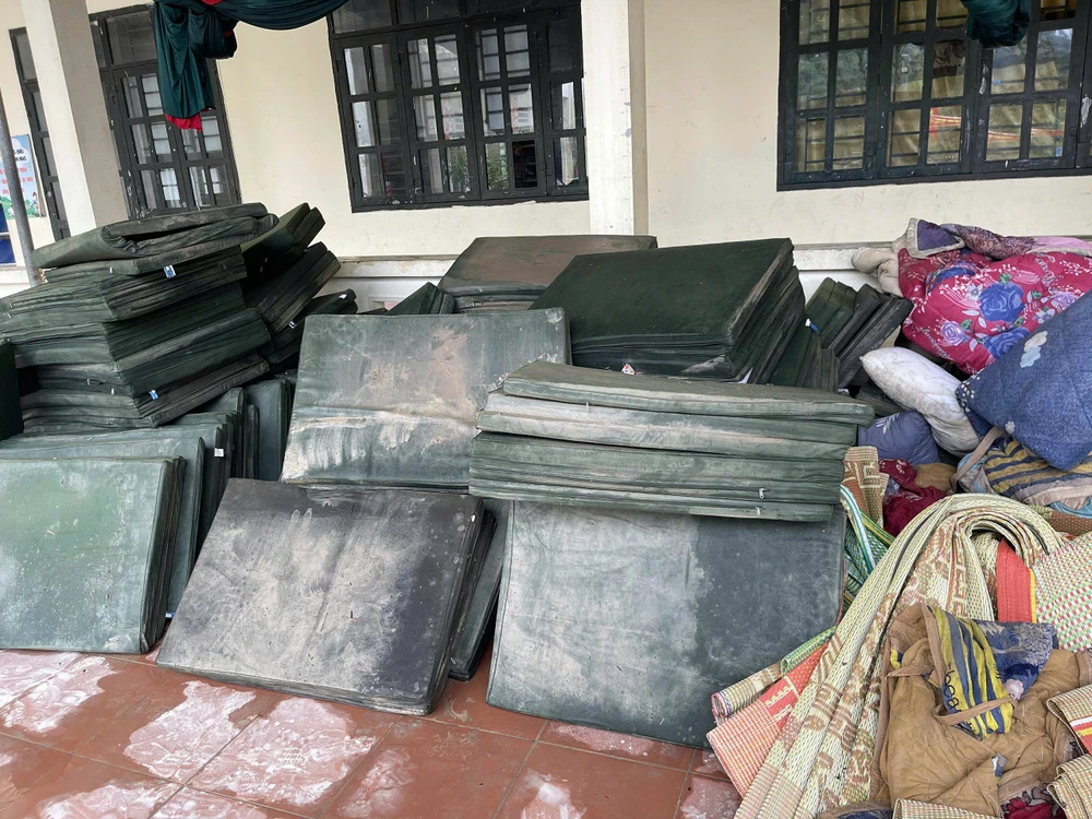 Sơ tán hơn 300 học sinh trong đêm do lũ ống.jpg