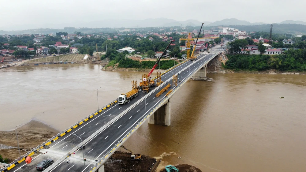 Toàn cảnh cầu Phong Châu mới trước ngày khánh thành 3.jpg