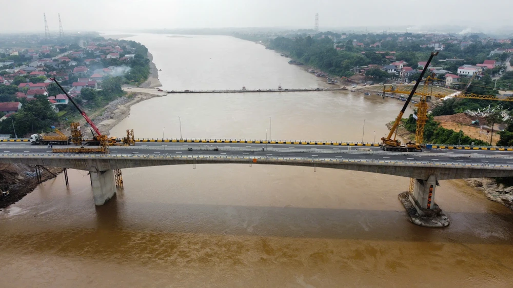 Toàn cảnh cầu Phong Châu mới trước ngày khánh thành 5.jpg