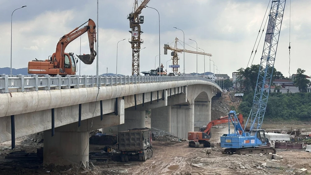 Toàn cảnh cầu Phong Châu mới trước ngày khánh thành 6.jpg