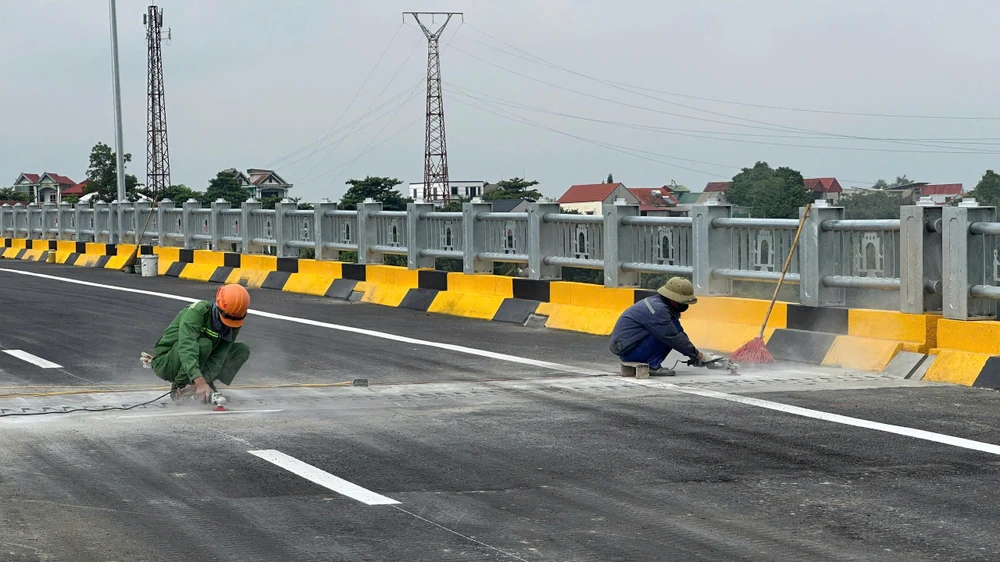 Toàn cảnh cầu Phong Châu mới trước ngày khánh thành..jpg