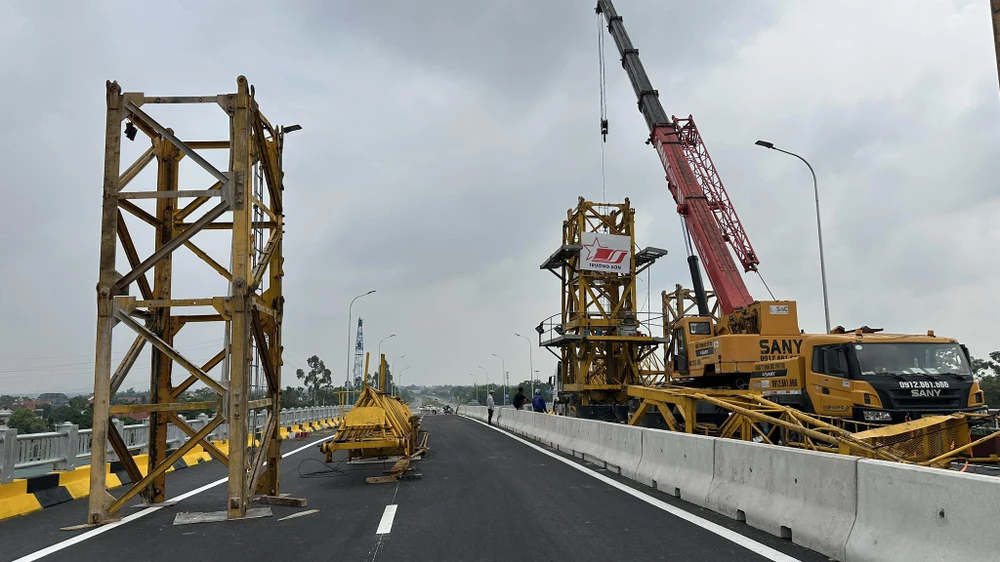 Toàn cảnh cầu Phong Châu mới trước ngày khánh thành.jpg