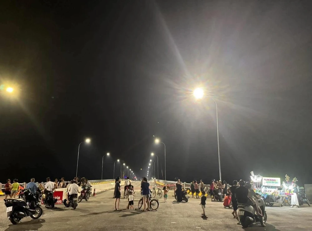 Toàn cảnh cầu Phong Châu mới trước ngày khánh thành.1.jpg