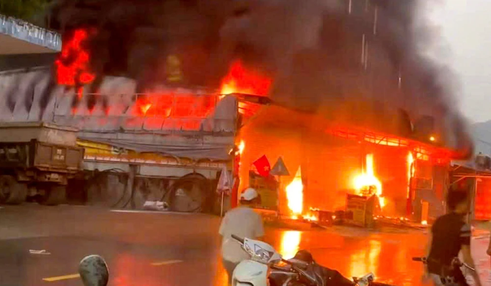 Vụ cháy lúc rạng sáng thiêu rụi hai cửa hàng và một nhà dân 3.jpg