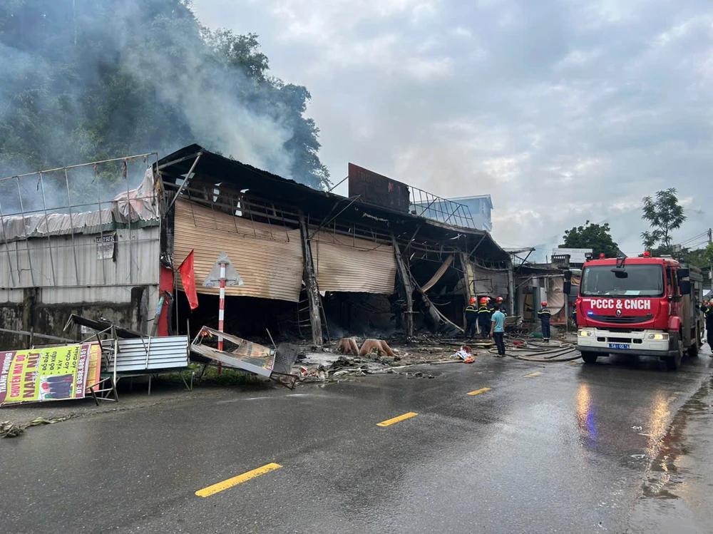 Vụ cháy lúc rạng sáng thiêu rụi hai cửa hàng và một nhà dân.jpg