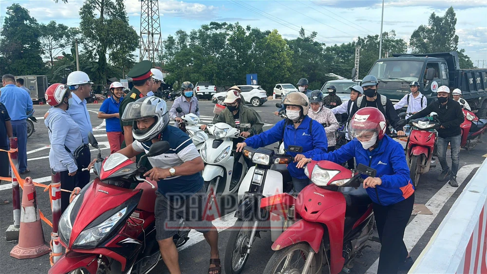 Người dân được lưu thông qua cầu Phong Châu mới.jpg
