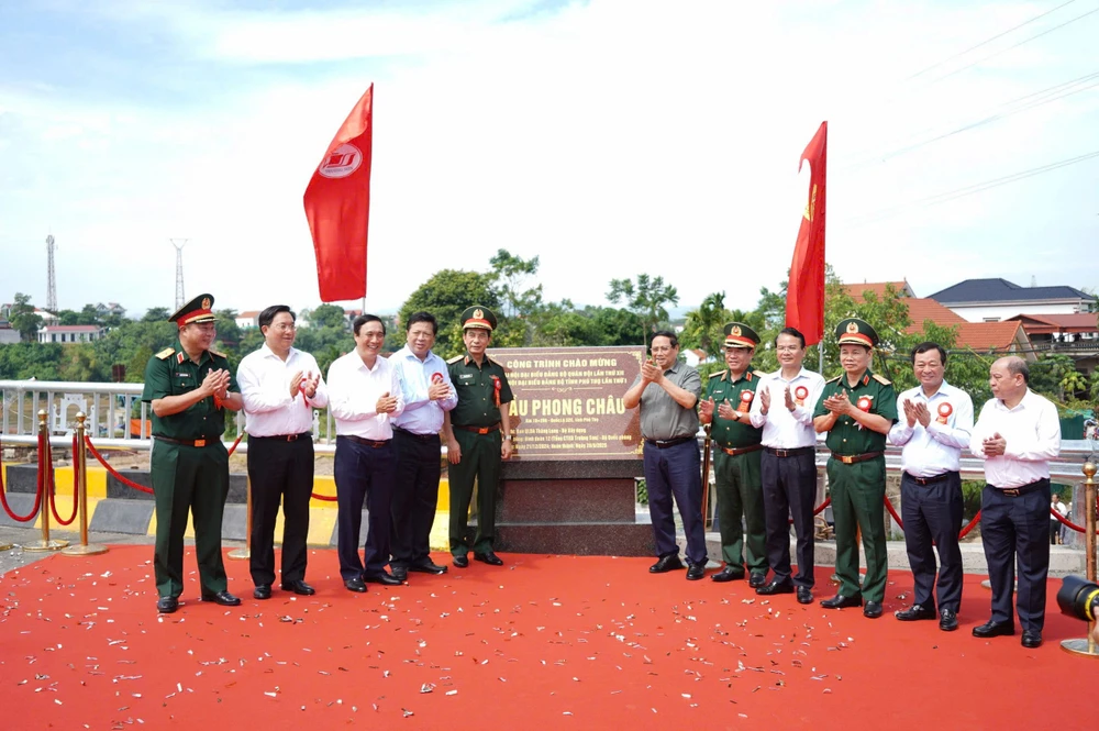 chChính thức thông cầu Phong Châu.jpg