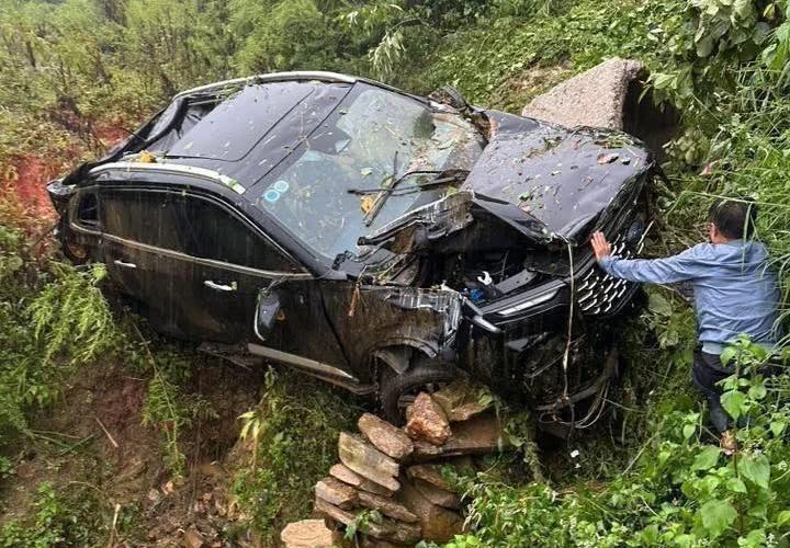 Sạt lở cuốn ô tô xuống vực, 3 người may mắn thoát nạn.jpg