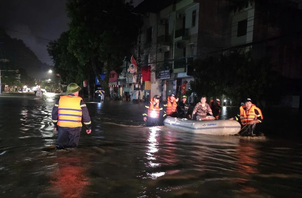 'Chuyến xe đặc biệt' đưa mẹ bầu vượt sạt lở, ngập sâu đến bệnh viện.jpg