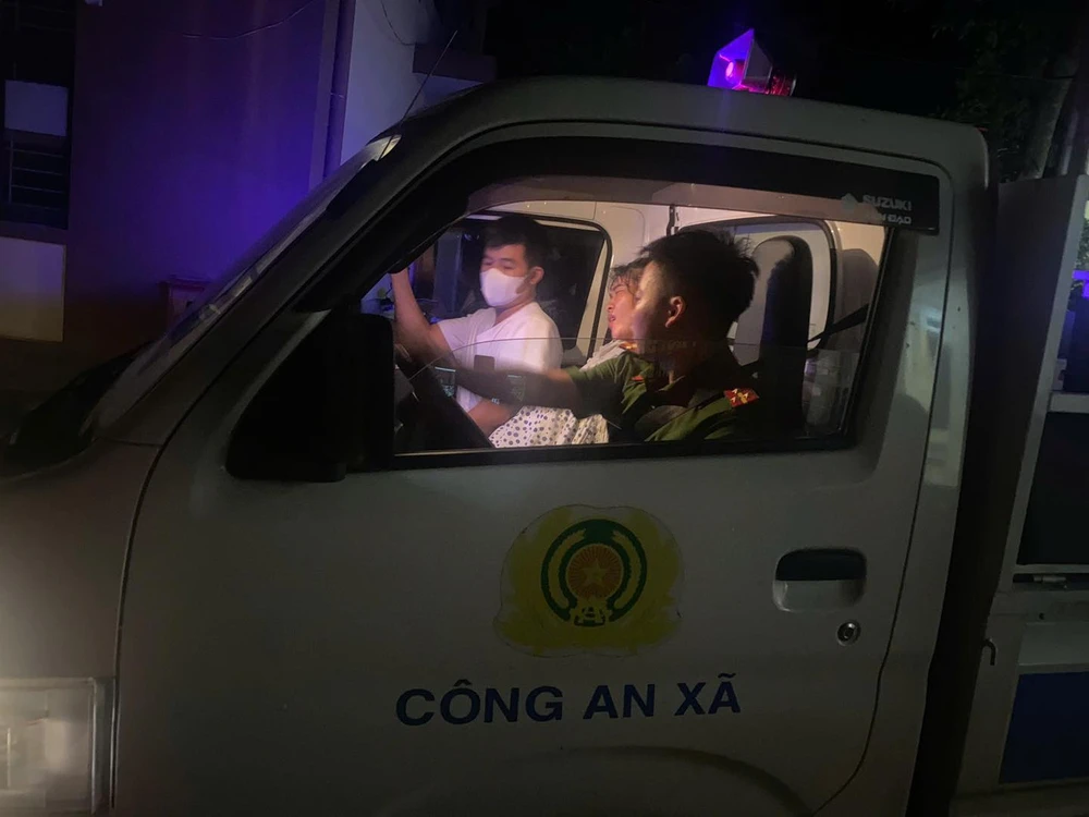 'Chuyến xe đặc biệt' đưa mẹ bầu vượt sạt lở, ngập sâu đến bệnh viện 3.jpg