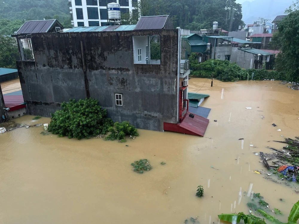 Nước ngập chạm nóc nhà, Hà Giang sắp vượt mức lũ lịch sử 1.jpg
