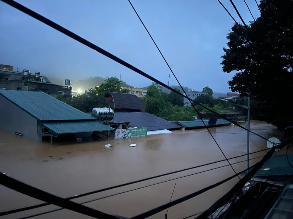 Nước ngập chạm nóc nhà, Hà Giang sắp vượt mức lũ lịch sử.jpg