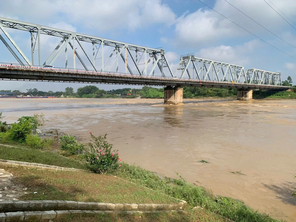 Lật tàu ở cầu Việt Trì, tìm kiếm hai vợ chồng mất tích.jpg