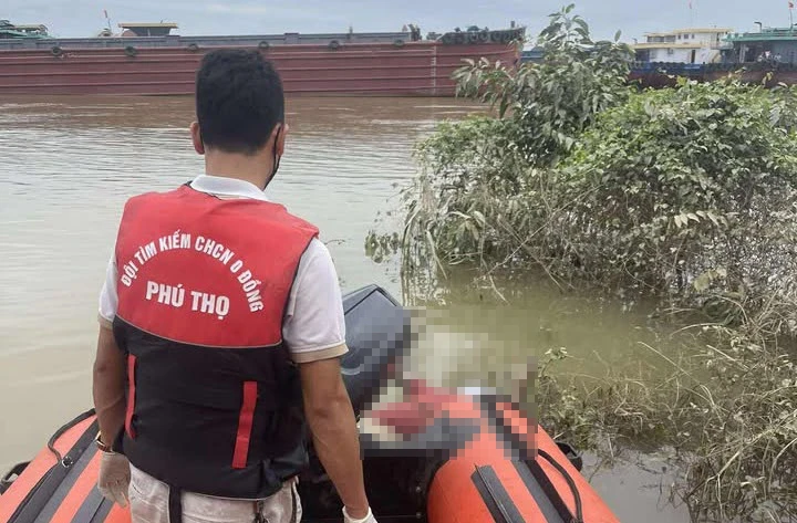 Phát hiện thi thể dưới chân cầu Việt Trì, nghi nạn nhân vụ lật tàu.jpeg