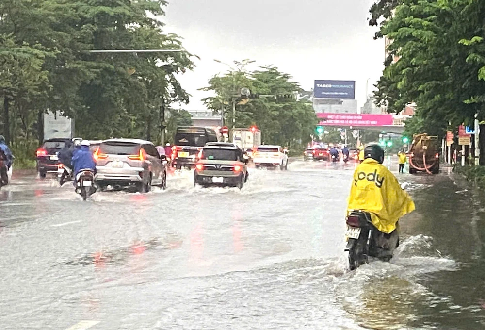 Hà Nội ngập nặng do mưa lớn lúc sáng sớm
