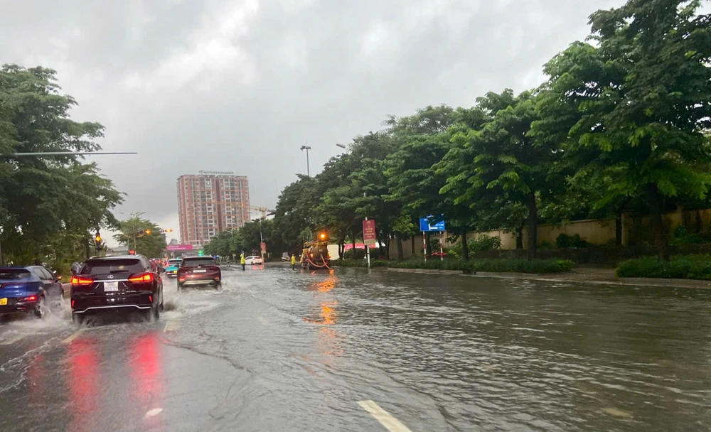 Hà Nội ngập nặng do mưa lớn lúc sáng sớm