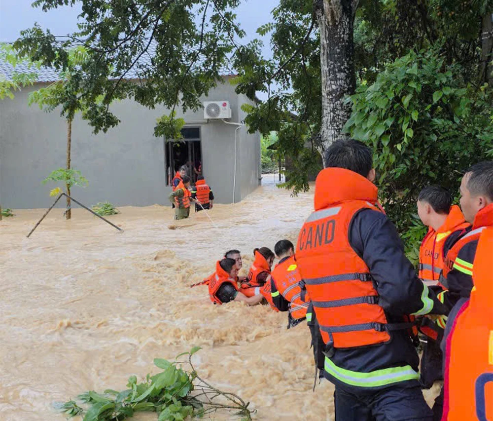 Công an Bắc Ninh cứu gia đình 5 người thoát khỏi nước lũ.jpeg