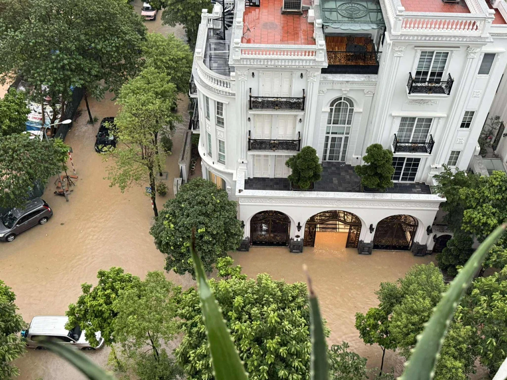 Hà Nội ngập nặng do mưa lớn lúc sáng sớm