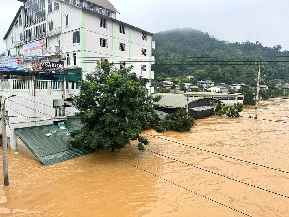 Lũ ở Cao Bằng rút chậm, nhiều nơi vẫn ngập sâu 2.jpg