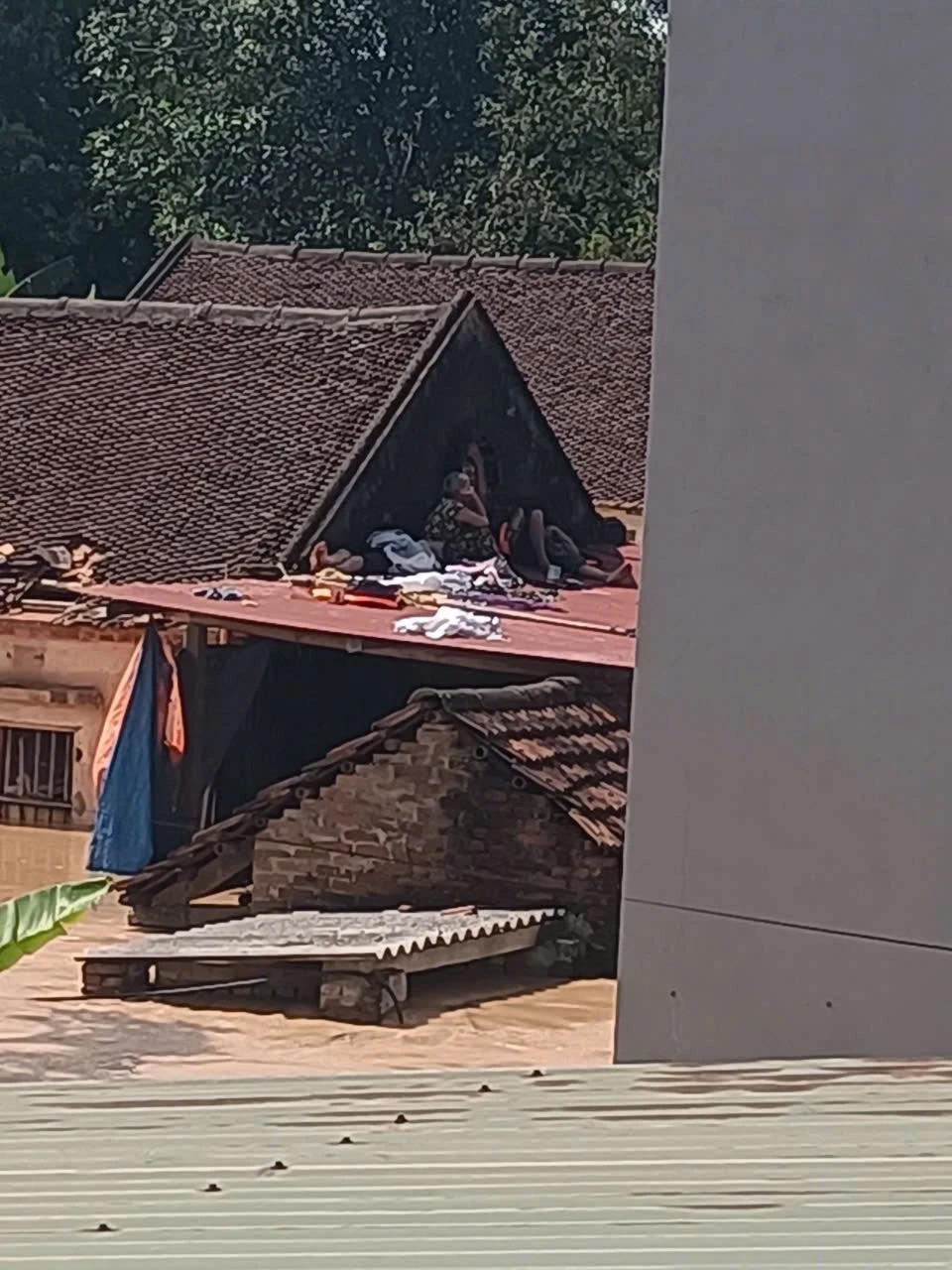 Ngập lụt lịch sử tại Thái Nguyên Dân cầm cự trên nóc nhà, chờ cứu hộ.jpg