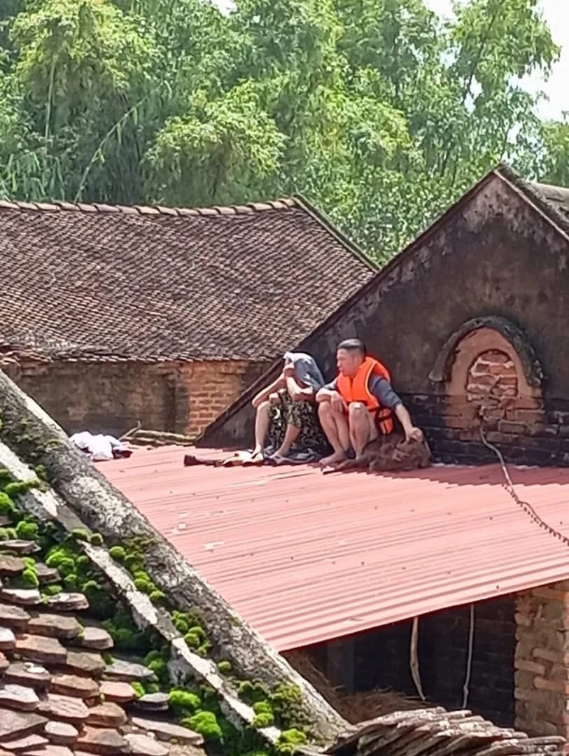 Ngập lụt lịch sử tại Thái Nguyên Dân cầm cự trên nóc nhà, chờ cứu hộ..jpg