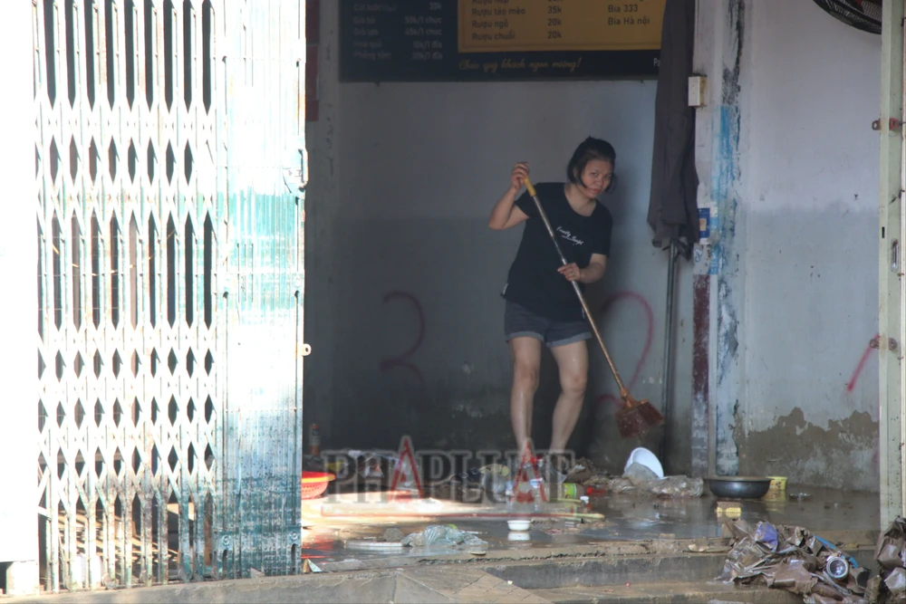 Nước lũ vừa rút, người dân Thái Nguyên hối hả dọn dẹp