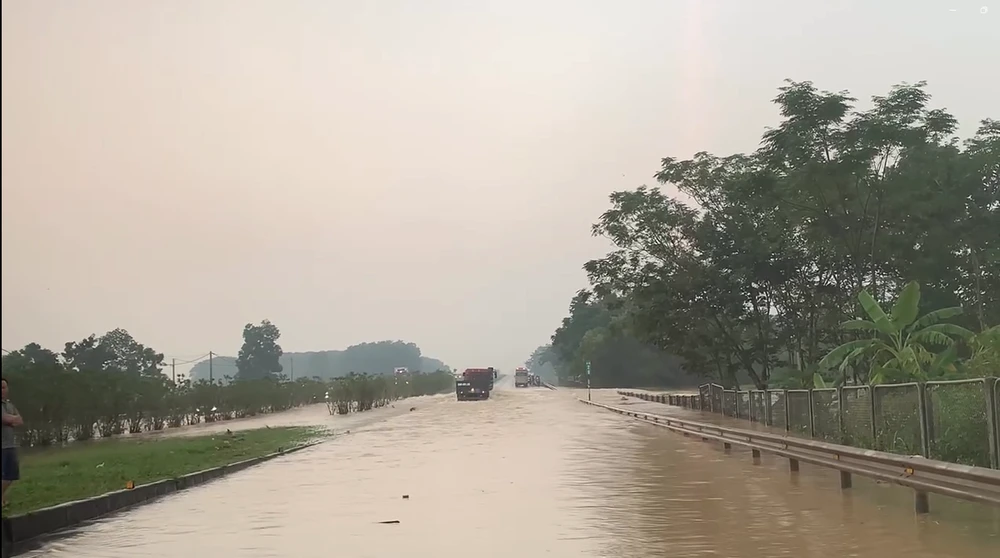 Ngập cao tốc Hà Nội - Thái Nguyên, CSGT chỉ đường thay thế.png