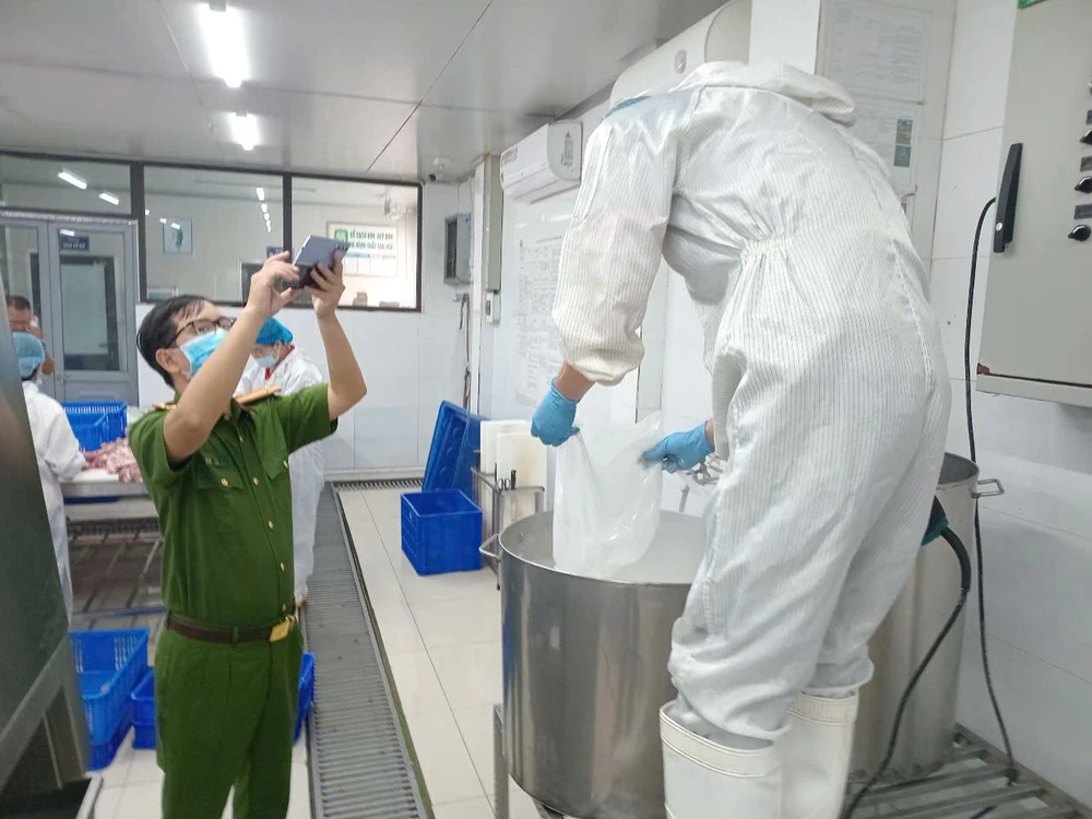 Video Tận mắt thấy quá trình sản xuất thịt bò giả.jpg