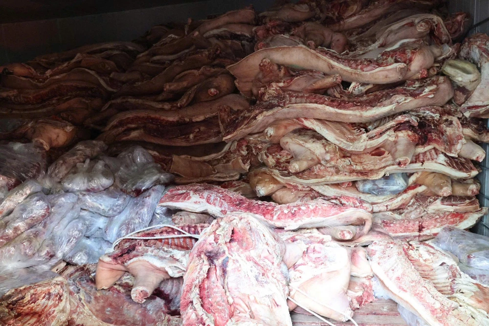 Bắt giam chủ cơ sở trữ gần 38 tấn thịt lợn nhiễm dịch tả để bán kiếm lời 2.jpg