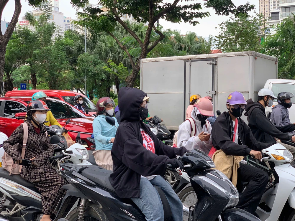 Người Hà Nội khoác áo ấm ra đường trong đợt lạnh đầu tiên,,.jpg