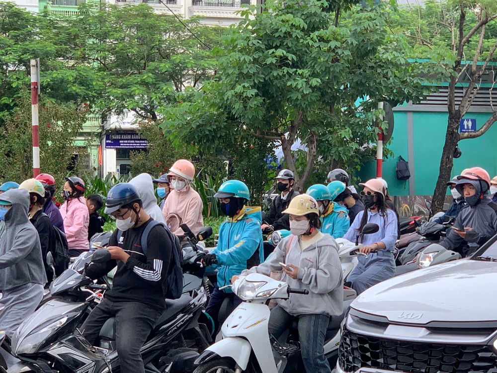 Người Hà Nội khoác áo ấm ra đường trong đợt lạnh đầu tiên.jpg