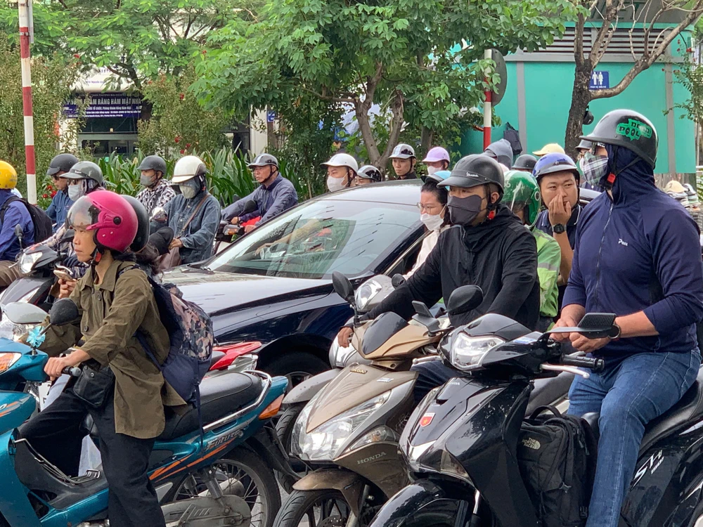 Người Hà Nội khoác áo ấm ra đường trong đợt lạnh đầu tiên,.jpg