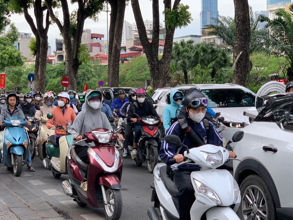 Người Hà Nội khoác áo ấm ra đường trong đợt lạnh đầu tiên..jpg