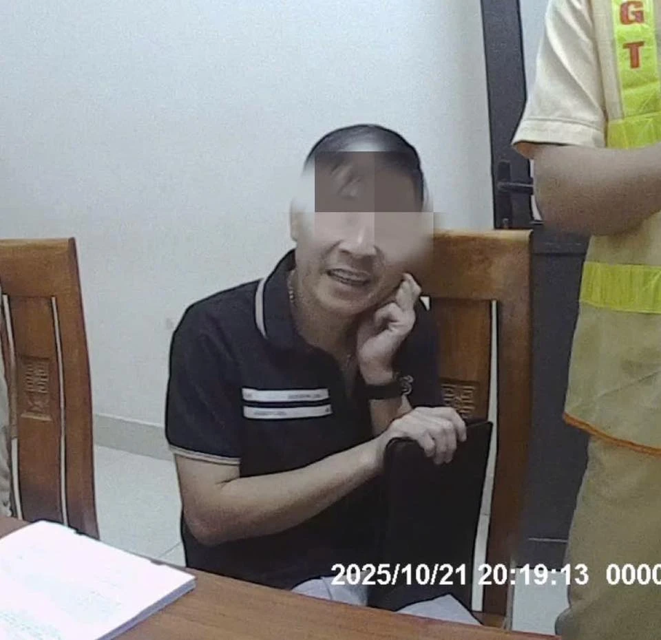 Tài xế vi phạm nồng độ cồn đứng không vững vẫn lái xe ô tô.jpg