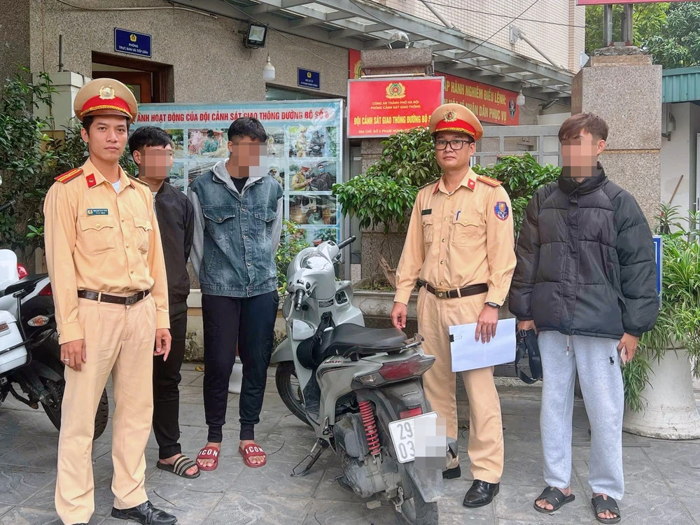 Hà Nội xử phạt nhóm thanh niên đầu trần đeo bám xe chở phạm nhân (2).jpg