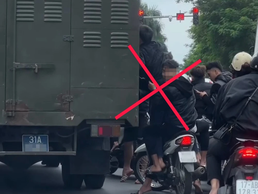 Hà Nội xử phạt nhóm thanh niên đầu trần đeo bám xe chở phạm nhân.jpg