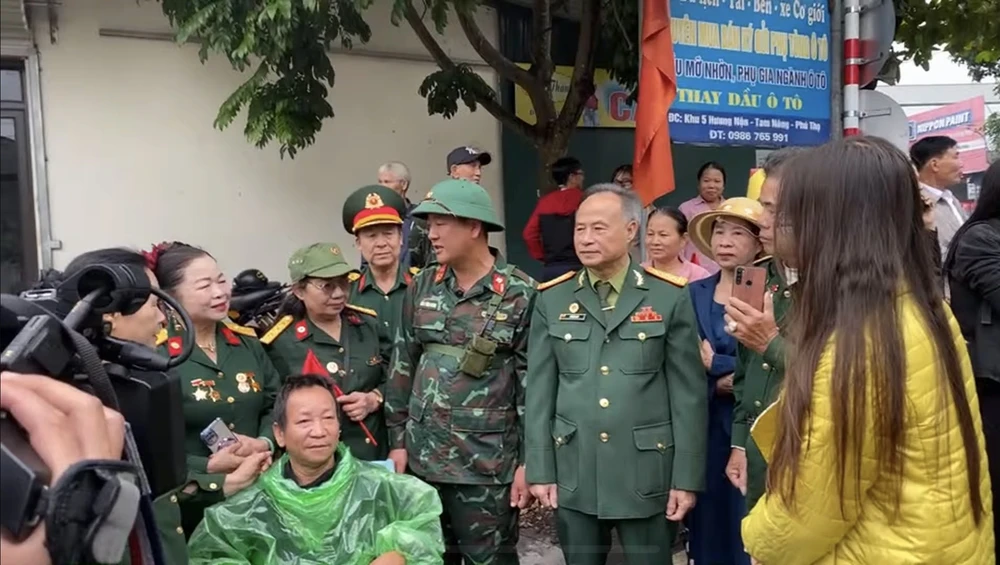 Người dân Phú Thọ bịn rịn chia tay bộ đội Lữ đoàn 249 (1).jpg